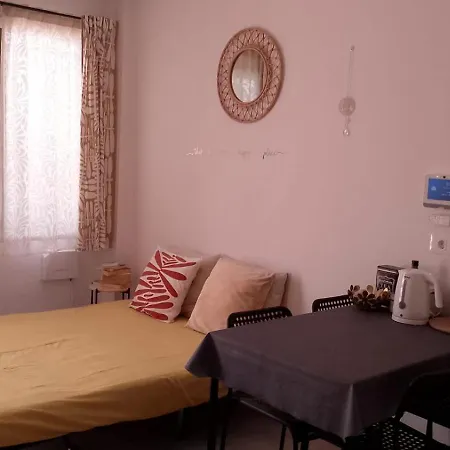 Cristianos Tipaki Apartman *